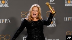 Jennifer Coolidge posa en la sala de prensa con el premio a la mejor interpretación de una actriz en un papel secundario en una serie limitada, serie de antología o película para televisión por "The White Lotus" en la 80ª entrega anual de los Globos de Oro en el Hotel Beverly Hilton el martes, 10 de enero de 2023, en Beverly Hills, California. (Foto de Chris Pizzello/Invision/AP)