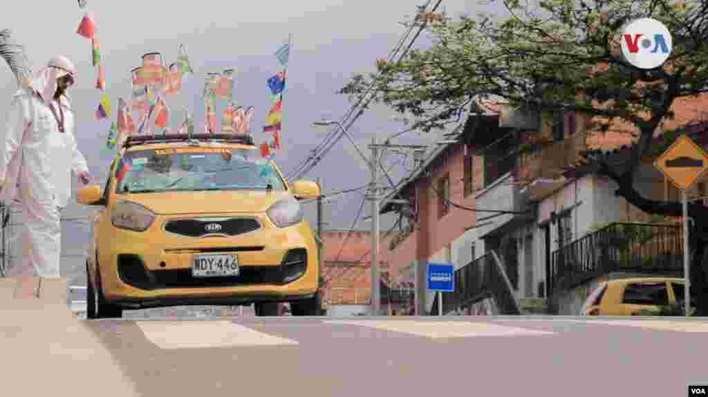 Uriel Zuluaga, es un taxista colombiano de la ciudad de Medellín, al noroccidente del país, que en el transcurso de la Copa del Mundo se volvió famoso por la creativa adaptación de su taxi con las 32 banderas de las selecciones participantes del Mundial de Qatar 2022. 