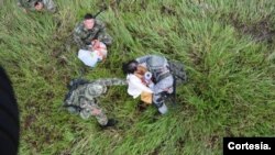 Personal de la Fuerza Aérea de Colombia trasladó en helicóptero a las familias que perdieron sus viviendas en la cima de la montaña, luego del deslizamiento de tierra. [Foto: Cortesía Ejército de Colombia].