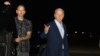 ARHIVA - Predsednik SAD Džo Bajden stiže na aerodrom Henri I. Rolsen, u Sent Kroju, na Američkima Devičanskim Ostrvima, 27. decembra 2022.