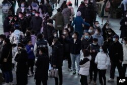 北京市民走上街头重返商场购物。（2023年1月1日）