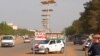 Wasu Mutane Sun Bata Allon Sabon Titin Shugaba Buhari Da Jan Fenti a Yamai