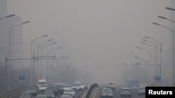 La polución por consumo de combustibles fósiles causa ya millones de muertes alrededor del mundo, según la OMS. En la imagen una autopista de Beijing, China, captada el 13 de febrero de 2021. [Foto de archivo]