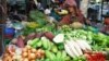 អ្នក​លក់​បន្លែ​ស្រស់​នៅ​ផ្សារកណ្តាល​ក្នុង​រាជធានីភ្នំពេញ