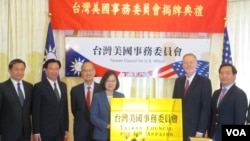 台灣總統蔡英文與美國在台協會台北辦事處長酈英傑2019年6月6日出席“台灣美國事務委員會”揭牌儀式。（美國之音張永泰拍攝） 