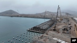 2023年8月22日起重機在秘魯錢凱的一家中國公司建造的多功能港口碼頭施工中工作