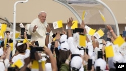 l papa Francisco llega al Estadio Nacional de Bahrein, en Riffa, para celebrar una misa, el 5 de noviembre de 2022. (AP Foto/Alessandra Tarantino)