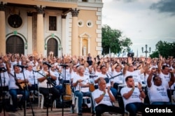 La banda de gaiteros, donde participaron niños y adolescentes, hombres y mujeres, estuvo conducida este martes 8 de noviembre de 2022 por el maestro gaitero Humberto Bracho. [Foto: Alcaldía de Maracaibo]