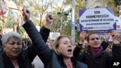 Perempuan Turki protes di Ankara, 19 November 2016, menentang RUU yang akan memungkinkan laki-laki menghindari hukuman kekerasan seksual terhadap anak-anak dengan menikahi korbannya.