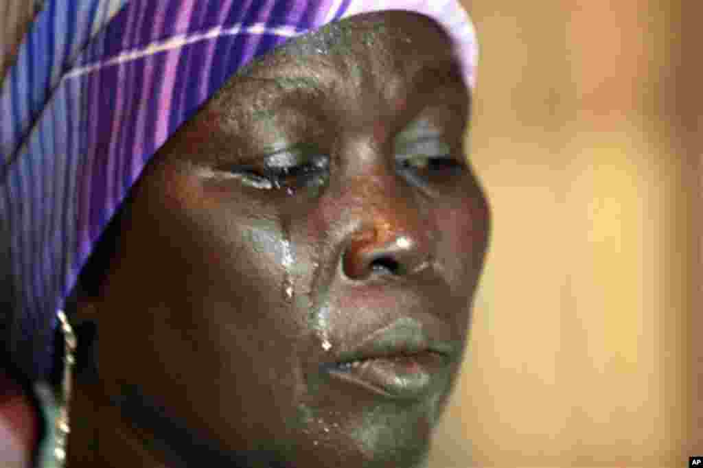 La mère d'une écolière kidnappée Monica Mark pleure, dans la maison de famille, dans Chibok, Nigeria (Photo prise lundi 19 mai 2014). Boko Haram avait enlevé plus de 200 écolières au Nigeria sur 14 Avril 2014. (AP Photo / Dimanche Alamba)