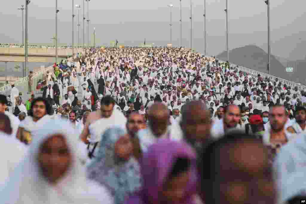 Ratusan ribu jemaah haji berjalan menuju tempat melaksanakan ritual jumrah, atau melontar batu ke pilar yang menyimbolkan setan, di Mina dekat Mekkah, Arab Saudi (24/9). (AP/Mosa'ab Elshamy)