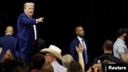 El expresidente Donald Trump durante un acto de campaña, en Rapid City, EEUU, el 8 de septiembre de 2023.