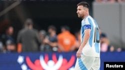 Messi expresó su preocupación por la lesión y mencionó la posibilidad de no jugar contra Perú. El técnico Lionel Scaloni indicó que podrían realizar rotaciones en el próximo encuentro para dar descanso a los jugadores clave.