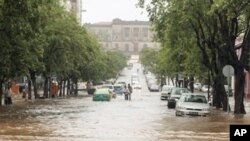 A Avenida Samora Machel ficou transformada num verdadeiro rio.