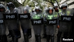 Oficiales de policía montan guardia durante una marcha en protesta contra el gobierno del presidente Nicolás Maduro, en Caracas, Venezuela, el 11 de agosto de 2022.