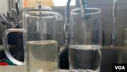 Comparación entre agua obtenida del grifo y agua filtrada apta para consumo en Caracas, Venezuela, el martes, 18 de octubre de 2022.