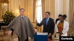 El presidente Gustavo Petro y el secretario de Estado de Estados Unidos, Antony Blinken, se reunieron el lunes 3 de octubre en la casa de Nariño, donde el mandatario le regaló una ruana.