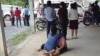 Građani ispred vrtića u gradu Nong Bua Lampu, na Tajlandu (Foto: Mungkorn Sriboonreung Rescue Group via AP)