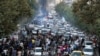 Manifestantes protestan en las calles de Teherán, el 21 de septiembre de 2022. [Foto tomada por una persona en Irán y divulgada por AP].