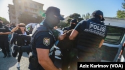 Arxiv fotosu: Polis zabitləri müxalifət fəallarını həbs edirlər. 30 sentyabr, 2022. Bakı, Azərbaycan.