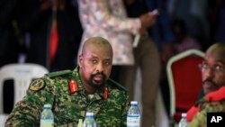 Lieutenant Gén. Muhoozi Kainerugaba, fils du président ougandais Yoweri Museveni, assiste à une cérémonie à Entebbe, en Ouganda, le 7 mai 2022.