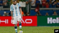 Lionel Messi de Argentina junto a la pelota después de que Brasil anotó su tercer gol durante un partido de fútbol clasificatorio para la Copa del Mundo de 2018 en el Estadio Mineirao en Belo Horizonte, Brasil, el jueves 10 de noviembre de 2016. (Foto AP/Leo Correa)