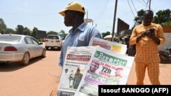 Un vendeur de rue expose des journaux locaux à Ouagadougou, le 5 octobre 2022.