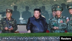 Sjevernokorejski lider Kim Jong Un tokom posjete bazu za obuku oružanih snaga za specijalne operacije vojske Sjeverne Koreje