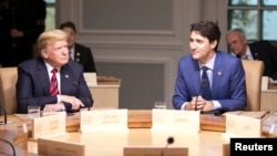 Le Premier ministre du Canada, Justin Trudeau (à droite), et le président des États-Unis, Donald Trump, lors du Sommet du G7 à La Malbaie, ville de Charlevoix au Québec, Canada, le 8 juin 2018.