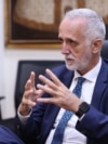 Carlos Jornet, presidente de la Comisión de Libertad de Prensa e Información de la SIP, durante la reunión con el presidente del Consejo de Ministros de Perú, Gustavo Adrianzén. [Foto: Cortesía de la Presidencia del Consejo de Ministros]