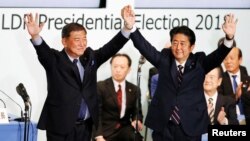 日本首相安倍晉三（右）連任自民黨總裁。