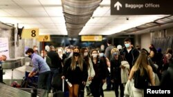 ARHIVA - Putnici na aerodromu u Denveru u Koloradu, 24. novembra 2020. (Foto: Reuters/Kevin Mohatt)