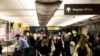 Los viajeros que usan mascarillas protectoras para prevenir la propagación de la enfermedad por coronavirus recuperan su equipaje en el aeropuerto de Denver, Colorado, EE. UU., el 24 de noviembre de 2020.