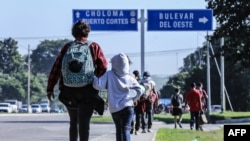 Migrantes que quieren llegar a EE. UU., en su mayoría hondureños y nicaragüenses, emprenden una nueva marcha hacia el norte, en San Pedro Sula, al norte de Tegucigalpa, el 15 de enero de 2022. 