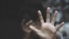 Hentikan pelecehan dan kekerasan seksual terhadap perempuan, konsep pemerkosaan dan pelecehan seksual, STOP isyarat dengan tangan, Hentikan narkoba, pelanggaran hak asasi manusia, perdagangan manusia, sebagai ilustrasi. (Foto: Courtesy)