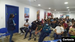 Una asesora de EducationUSA brinda asesoría sobre becas deportivas a un grupo de jóvenes en Margarita, estado Nueva Esparta. Foto cortesía de Cevamar.