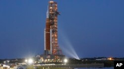 NASA-ina aketa sa svemirskim brodom Orion napušta objekat za montažu na vozilo krećući se sporo na 11 sati dugo putovanje ka podijumu 39B, u Svemirskom centru Kenedi, u Kejp Kanaveralu, Florida, 17. marta 2022.