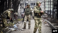 ARHIVA - Ruski vojnici na ulicama Marijupolja, april 2022. (Foto: AFP/Alexander Nemenov)