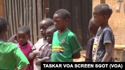 Wadansu kananan yara suna wasa.