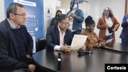 Gustavo Petro invitó a los demás candidatos y candidatas de la contienda electoral a
asumir el mismo compromiso de no expropiación. [Foto: Cortesía campaña Gustavo Petro]
