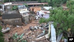 Rumah warga di KwaZulu-Natal rusak akibat bencana banjir yang menewaskan sedikitnya 259 orang (13/4). 