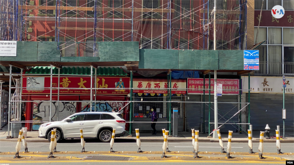 En Chinatown, el barrio chino de Nueva York, conocido por la afluencia de comensales en busca de precios baratos, apenas algunos comercios esenciales permanecen abiertos. 