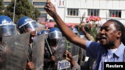Manifestations à Harare, Zimbabwe, le 17 août 2016. (Reuters/Philimon Bulawayo)