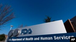 Esta imagen del jueves 10 de diciembre de 2020 muestra un letrero de la Administración de Alimentos y Medicamentos de Estados Unidos en sus oficinas centrales en Silver Spring, Maryland.