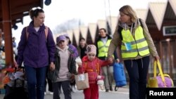 ARCHIVO - Refugiados ucranianos caminan en la plataforma después de llegar en un tren desde Odesa a la estación de tren Przemysl Glowny, luego de huir de la invasión rusa de Ucrania, en Przemysl, Polonia, el 10 de abril de 2022.