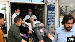 Staf medis memindahkan seorang pelajar yang terluka dengan tandu di sebuah rumah sakit di Kabul, 19 April 2022. Dua ledakan bom mengguncang sekolah anak laki-laki di kawasan Syiah Hazara.