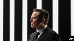 En esta imagen de archivo, Elon Musk, director general de Tesla, durante la inauguración de una fábrica de la automotriz en en Gruenheide, Alemania, el 22 de marzo de 2022. 