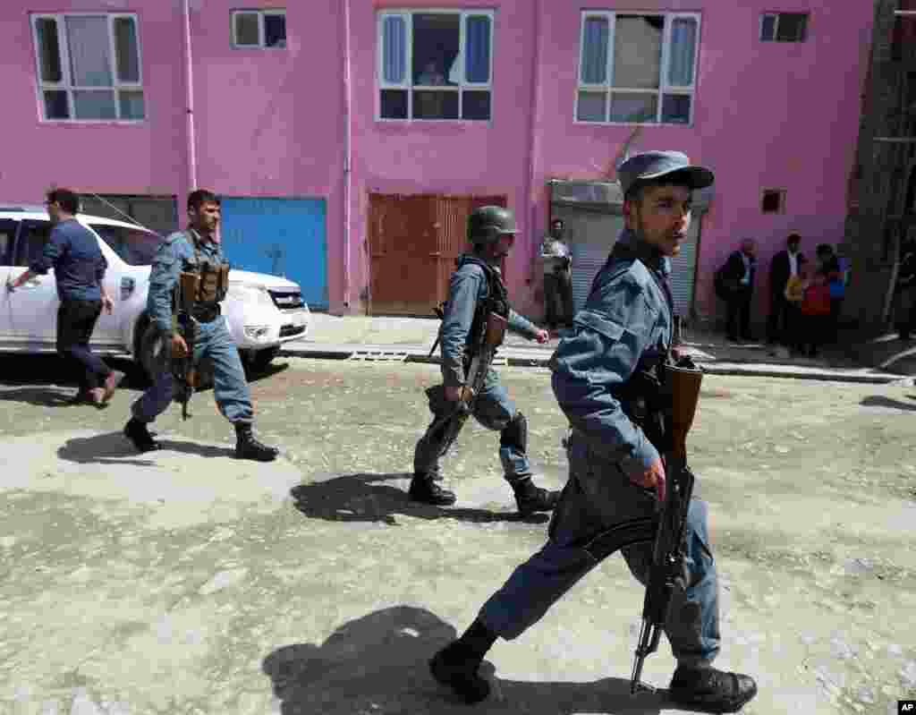 Afg'oniston poytaxtida Adliya vazirligi xodimlari ketayotgan avtomobilning yonida bir kishi o'zini portlatgan. Kamida ikki fuqaro halok bo'lib, yana 20 odam jarohatlangan.