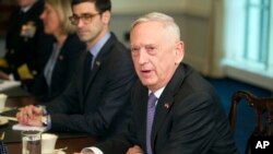 Міністр оборони Джим Маттіс сказав, що США думають, як захистити людей в Сирії і "недопустити виходу ескалації з-під контролю".