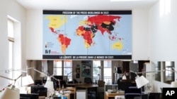 Reporteros Sin Fronteras presenta el mapa sobre la libertad de prensa en el mundo en 2021 en su sede en París, Francia, el 20 de abril de 2021.